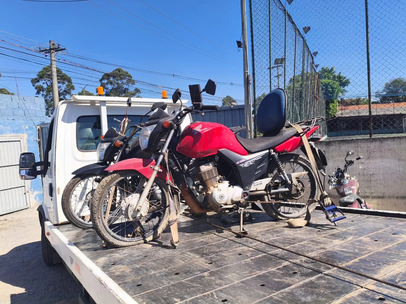 Transporte seguro de motocicleta com cintas estruturais na plataforma GS Guincho