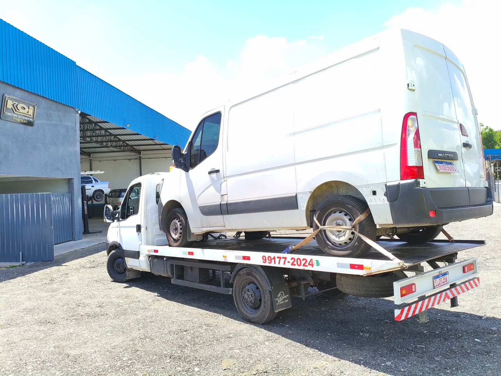 Guincho GS em Cotia transportando van comercial na plataforma